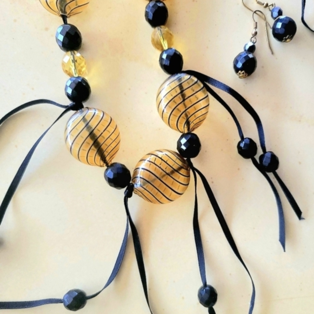 Beautiful Venetian Murano Gold Glass Black Beaded Statement Necklace  Up to 30" - Picture 5 of 5